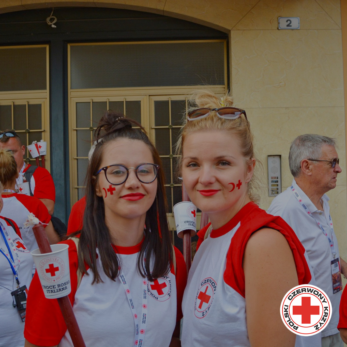 Zdjęcie przedstawia dwie wolontariuszki Polskiego Czerwonego Krzyża